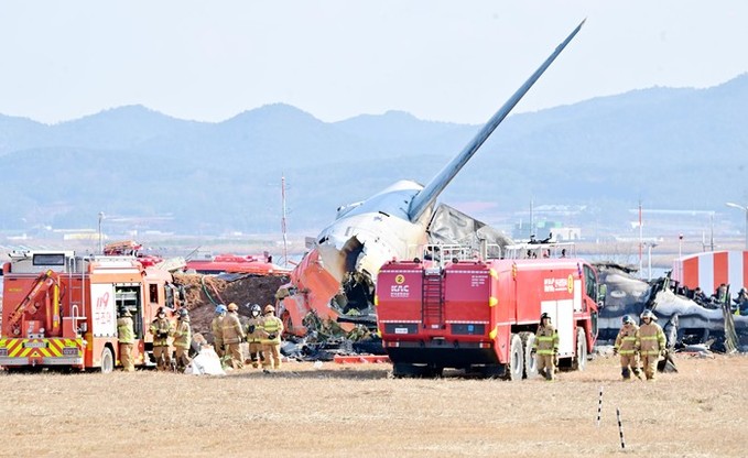 무안공항서 181명 태운 항공기 추락...